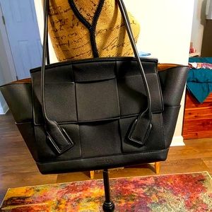 Arco Bottega shoulder bag in black calfskin grainy leather